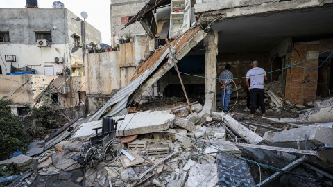 EuropaPress_5460137_24_september_2023_palestinian_territories_tulkarem_people_inspect_damages Imagen de archivo de edificios destruidos durante una redada de las fuerzas israelíes en el campo de refugiados de Nur Shams.