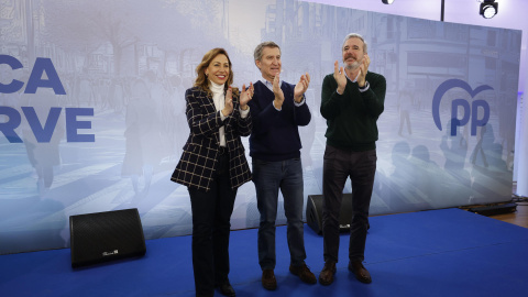 El presidente del PP, Alberto Núñez Feijóo (c), junto al presidente de Aragón, Jorge Azcón, y la alcaldesa de Zaragoza, durante la reunión que ha celebrado este domingo 9 de febrero en Zaragoza con 35 alcaldes populares.