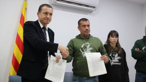 pagesos (1) Acord entre el Govern i el Gremi de la Pagesia per desconvocar talls a les carreteres.