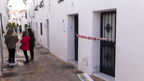 Un hombre ha sido detenido este domingo en la localidad malagueña de Benalmádena por presuntamente haber asesinado a su mujer en presencia de sus hijos. El detenido, de nacionalidad nigeriana, fue quien alertó de un incendio en su vivienda sobre las cinco Un hombre ha sido detenido este domingo en la localidad malagueña de Benalmádena por presuntamente haber asesinado a su mujer en presencia de sus hijos. El detenido, de nacionalidad nigeriana, fue quien alertó de un incendio en su vivienda sobre las cinco de la madrugada pero cuando llegó la Policía encontró al hombre y a los hijos fuera del inmueble y ella dentro fallecida con signos de violencia, según han informado a EFE fuentes policiales. EFE/Carlos Díaz
