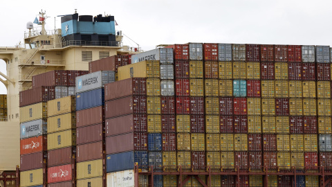 Una pila de containers esperan a ser transportados en el puerto de Oakland, California, Estados Unidos, a  3 de febrero de 2025.