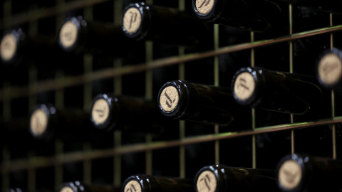 Botellas de vino de la bodega Protos en sus instalaciones de Peñafiel (Valladolid), región de Ribera del Duero. Botellas de vino de la bodega Protos en sus instalaciones de Peñafiel (Valladolid), región de Ribera del Duero.