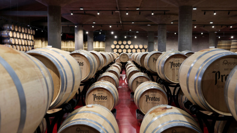 Barricas de vino de la bodega Protos en sus instalaciones de Peñafiel (Valladolid), región de Ribera del Duero. Barricas de vino de la bodega Protos en sus instalaciones de Peñafiel (Valladolid), región de Ribera del Duero.