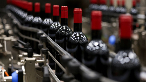 La línea de embotellado en las instalaciones de la bodega Protos en Peñafiel (Valladolid), región de Ribera del Duero.