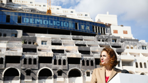 La vicepresidenta primera y ministra de Hacienda, María Jesús Montero, interviene durante la rueda de prensa frente al hotel ilegal de El Algarrobico. La vicepresidenta primera y ministra de Hacienda, María Jesús Montero, interviene durante la rueda de prensa frente al hotel ilegal de El Algarrobico.