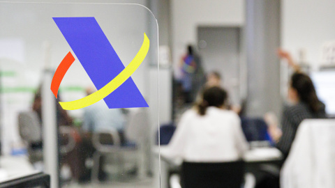 El logo de la Agencia Tributaria en una de sus administraciones durante la campaña de la renta. El logo de la Agencia Tributaria en una de sus administraciones durante la campaña de la renta.
