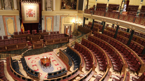 Plano general del hemiciclo del Congreso de los Diputados vacío.