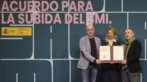 smisindicatos La vicepresidenta segunda del Gobierno, Yolanda Díaz, junto a los secretarios generales de CCOO y UGT, Unai Sordo y Pepe Álvarez, respectivamente, en el acto de la firma del acuerdo para la subida del salario mínimo interprofesional este pasado lunes 10 de febrero.