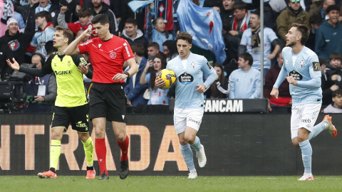445c3226515b3fb75f4efa8900408dc13d4e25bdw Jugadores celebran el primer gol del Celta de Vigo ante el Real Betis durante el partido de Liga celebrado, en el estadio Balaidos de Vigo, a 8 de febrero de 2025.