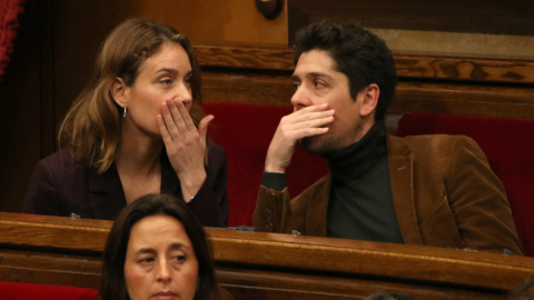 La presidenta del grup dels Comuns, Jéssica Albiach, i el portaveu, David Cid, al ple del Parlament La presidenta del grup dels Comuns, Jéssica Albiach, i el portaveu, David Cid, al ple del Parlament