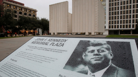 La Plaza e memoria de John F. Kennedy, cerrada por el día del 50 aniversario del asesinato de JFK, en Dallas, Texas, el 22 de noviembre de 2013. La Plaza e memoria de John F. Kennedy, cerrada por el día del 50 aniversario del asesinato de JFK, en Dallas, Texas, el 22 de noviembre de 2013.