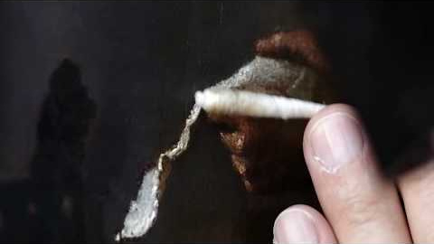 Ein „neuer“ Vermeer: „Brieflesendes Mädchen am offenen Fenster“ wird restauriert (engl. sub) Seit mehr als zweihundertfünfzig Jahren nimmt Johannes Vermeers berühmtes Gemälde „Brieflesendes Mädchen am offenen Fenster“ einen festen Platz unter den Hauptwerken in der Dresdener Gemäldegalerie ein. Das um 1657/59 datierte Bild gilt als eines der frühesten Interieurgemälde Vermeers mit einer Einzelfigur. Frühere Röntgenuntersuchungen gaben Hinweise auf die Übermalung eines Bildes mit der Darstellung eines nackten Cupido. Jetzt belegen neue Laboruntersuchungen zweifelsfrei, dass die Übermalung nicht von Vermeers Hand stammt. Auf dieser Grundlage hat die Gemäldegalerie Alte Meister im Zuge der aktuellen Restaurierung des Bildes entschieden, die Übermalungsschicht zu entfernen. Das Gemälde wird damit wieder so zu sehen sein, wie es das Atelier des Künstlers verließ.
https://gemaeldegalerie.skd.museum/forschung/vermeer/