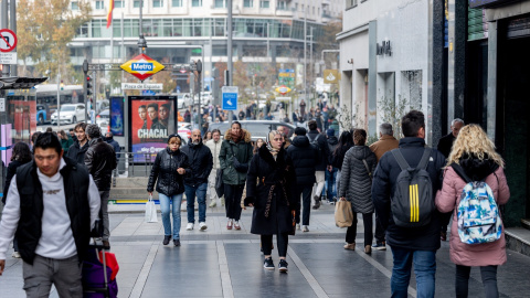Varias personas caminan por la Gran Vía de Madrid.