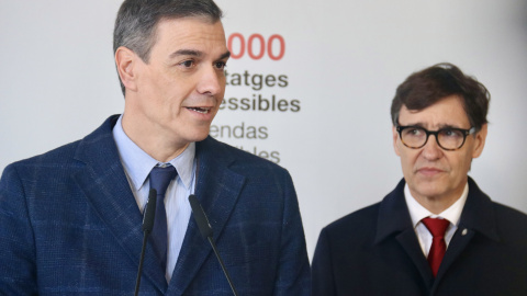 El president de la Generalitat, Salvador Illa, escolta el president del govern espanyol, Pedro Sánchez, en la seva intervenció davant la premsa a Sant Boi de Llobregat El president de la Generalitat, Salvador Illa, escolta el president del govern espanyol, Pedro Sánchez, en la seva intervenció davant la premsa a Sant Boi de Llobregat