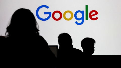 2025-02-09T222922Z_755465755_RC23RCA74C9N_RTRMADP_3_AI-FRANCE-SUMMIT-GOOGLE Tres personas frente a un logotipo de Google durante una recepción de prensa en la sede de Google Francia.