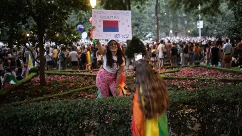 Una mujer durante la manifestación estatal del Orgullo LGTBI+ 2024, a 6 de julio de 2024, en Madrid (España). Imagen de archivo.