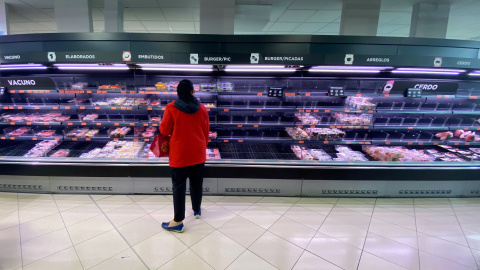 Una mujer observa los alimentos en los refrigeradores de carne de un supermercado de Mercadona, en Madrid. Una mujer observa los alimentos en los refrigeradores de carne de un supermercado de Mercadona, en Madrid.