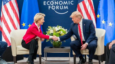 Foto de archivo del presidente estadounidense Donald Trump junto a la presidenta de la Comisión Europea Ursula von der Leyen.