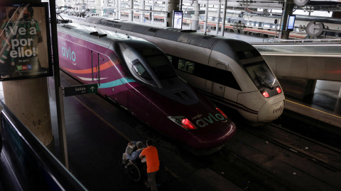 Un tren Talgo 350 de Avlo, la alta velocidad de bajo coste de Renfe, en la estación madrileña de Atocha.