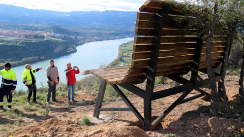 Membres de Figot Tours celebrant la instal·lació del banc gegant al mirador de Vall de Porcs de Riba-roja d'Ebre Membres de Figot Tours celebrant la instal·lació del banc gegant al mirador de Vall de Porcs de Riba-roja d'Ebre