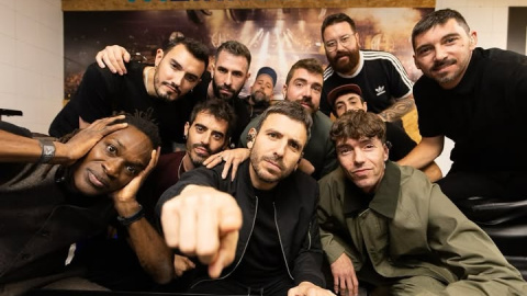 Imagen de archivo de la banda La Raíz tras un concierto en el WiZink Center. Imagen de archivo de la banda La Raíz tras un concierto en el WiZink Center.