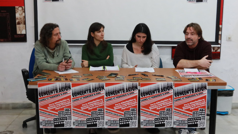 Los portavoces de la Asociación Pro Derechos Humanos, CGT y Asamblea por la Vivienda de Sevilla, en una rueda de prensa esta semana de apoyo a los acusados.