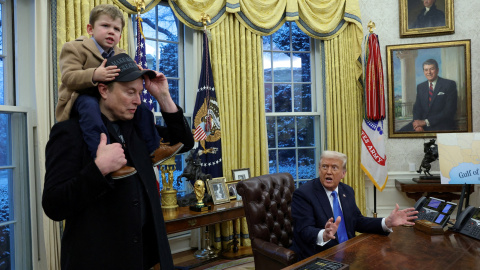 El presidente de EEUU, Donald Trump, habla con el multimillonario Elon Musk (que lleva sobre sus hombros a su hijo X Æ A-Xii) en el Despaho Oval de la Casa Blanca. El presidente de EEUU, Donald Trump, habla con el multimillonario Elon Musk (que lleva sobre sus hombros a su hijo X Æ A-Xii) en el Despaho Oval de la Casa Blanca.