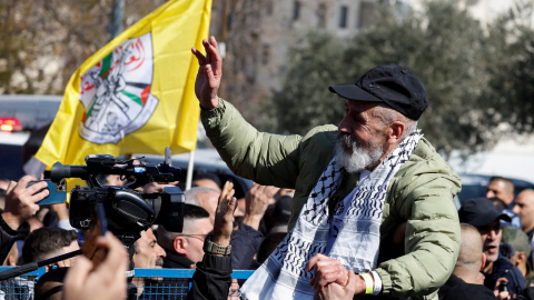 2025-02-15T100213Z_1898276610_RC2YUCA8TSKI_RTRMADP_3_ISRAEL-PALESTINIANS-GAZA-CEASEFIRE Un palestino liberado este sábado en Ramala, en la Cisjordania ocupada, con motivo del sexto intercambio de prisioneros entre Israel y Hamás.