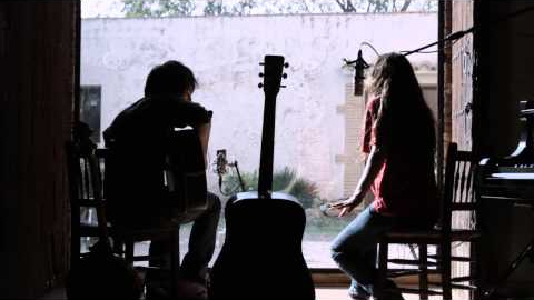 Gallo rojo, gallo negro | Sílvia Pérez Cruz i Raül Fernández https://www.totssants.com
Les presentó un amigo común. Lo primero que hicieron juntos fue Immigrasons, un proyecto donde cantaban canciones populares de Catalunya y Argentina, y desde entonces se buscan para casi todo. Repertorio propio y ajeno, música tradicional y de autor. Lo mismo da. Él produce los discos de ella, ella canta en los discos de él. Raül dice que no ha conocido a ningún músico que le entienda como Sílvia. Ella dice que su conexión con Refree es algo animal, algo que no le ocurre con nadie más.
Desde Immigrasons, en 2006, tenido tiempo de acostumbrarse “a tener telepatía”, dice Sílvia. Pero hay días, como el de la sesión que grabaron en La Casa Murada, cuando ocurren cosas extraordinarias, en los que aún les sobrecoge la dicha de haberse encontrado.