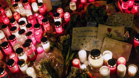 7cfc8c0c50e701dc8c1cbfeb66ed97c42d15be06 Flores y velas en el lugar donde un coche chocó contra una manifestación en Munich, Alemania, el 15 de febrero de 2025.