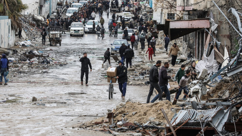 EuropaPress_6502859_06_february_2025_palestinian_territories_gaza_city_palestinians_carry_boxes Imagen de archivo de la ciudad de Gaza.