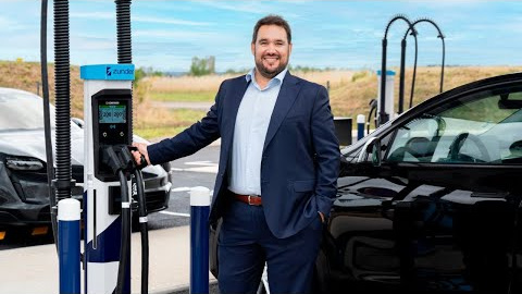 En 2022, Zunder consolidó su liderazgo en la movilidad eléctrica con estaciones de carga pioneras y tecnología innovadora. Banco Santander respaldó su crecimiento integrando sistemas de pago avanzados y brindándole un préstamo verde, que garantiza y certifica la sostenibilidad de la compañía.

#BancoSantander #AlliDondeEstes #Zunder

Suscríbete al canal de YouTube de Banco Santander: https://www.youtube.com/channel/UC-Oa163PsSBm_jPTbIb9N1w?sub_confirmation=1

Síguenos en nuestras redes sociales:
Twitter: https://twitter.com/bancosantander
LinkedIn: https://www.linkedin.com/company/banco-santander

Bienvenido a SantanderGroup, el canal de comunicación oficial de Banco Santander en YouTube. Toda la información del banco puede ser encontrada en la sala de comunicación de la web corporativa, en https://www.santander.com/