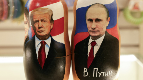 Muñecas tradicionales rusas, Matryoshkas, que representan al presidente ruso Vladímir Putin (d) y al presidente estadounidense Donald Trump (i). Muñecas tradicionales rusas, Matryoshkas, que representan al presidente ruso Vladímir Putin (d) y al presidente estadounidense Donald Trump (i).