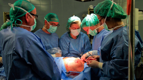 Imatge d'arxiu d'una operació de reconstrucció mamària, a l'hospital Joan XXIII, de Tarragona.