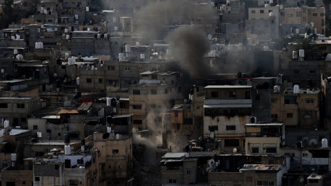Fuerzas israelíes demuelen edificios en el campo de refugiados de Tulkarem, Cisjordania, a 18 de febrero de 2025.