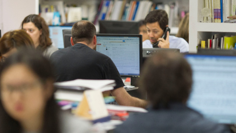 Imagen de archivo de varios trabajadores en una oficina. Imagen de archivo de varios trabajadores en una oficina.