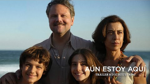 AÚN ESTOY AQUÍ, la nueva película de Walter Salles, llegará a los cines de nuestro país el próximo 21 de febrero.

El pasado mes de septiembre, Aún estoy aquí, se presentaba en el Festival de Venecia emocionando a crítica y público y alzándose con el Premio al Mejor Guion. Pero eso fue solo el principio, tras pasar también por San Sebastián fuera de concurso, la crítica le otorgaba el premio FIPRESCI a la Mejor Película Internacional en Palm Springs. Y su protagonista, Fernanda Torres, recogía hace unos días el Globo de Oro© como Mejor Actriz Protagonista en drama. El 23 de enero se conocerá su posible nominación a los Oscars©  (para los que ya está preseleccionado en la shortlist). Mientras, la película está nominada a los Goya como Mejor Película Iberoamericana, a los BAFTA como Mejor película de habla no inglesa.

SINOPSIS: Brasil, 1971. Un país en las garras de una dictadura militar. Una madre se ve obligada a reinventarse cuando la vida de su familia se ve destrozada por un acto de violencia arbitraria. Basada en las memorias de Marcelo Rubens Paiva, la película narra cómo una madre de familia (Fernanda Torres) se ve obligada a participar en el activismo político cuando su marido, el diputado izquierdista Rubens Paiva, es capturado por el régimen durante la Dictadura militar de Brasil en 1971.

AÚN ESTOY AQUÍ retrata una parte importante de la historia más desconocida de Brasil y habla de las desapariciones, pero sobre todo de la memoria desde el punto de vista de los que permanecieron, de las familias obligadas a reconstruir sus vidas y seguir adelante.

Fernanda Torres, considerada una de las mayores artistas brasileñas de su generación y ganadora de la Palma de Cannes en 1986, protagoniza AÚN ESTOY AQUÍ, dando vida a Eunice, la madre coraje de la familia Paiva que es el eje central de la historia y pilar familiar. Junto a ella, grandes nombres del cine brasileño como Selton Mello (Rubens Paiva). Pero resulta especialmente emotivo que Torres comparte el papel con su madre, la gran actriz Fernanda Montenegro, quien aparece como una Eunice ya mayor.  A ella le dedicaba hace unos días su Globo de Oro, pues se da la casualidad de que Montenegro estuvo nominada en esos mismos premios 25 años atrás por otra película de Walter Salles, “Estación Central de Brasil”.  

Desde su estreno en Brasil el pasado noviembre, ha emocionado a más de 3.000.000 espectadores, superando incluso a Gladiator 2 en taquilla, convirtiéndose en uno de los mejores estrenos de su historia.