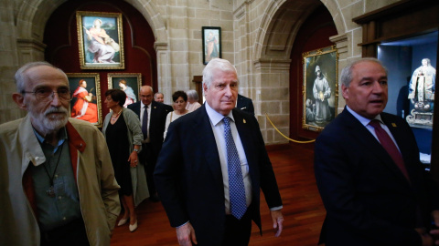 Foto de archivo del Duque de Alba, Carlos Fitz-James Stuart (i), Luis Martínez de Irujo (c), y el alcalde de Monforte de Lemos, José Tomé (d).