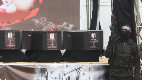 Un militar palestino, junto a los restos mortales de los detenidos que entrega este jueves a Israel, a 20 de febrero de 2025.