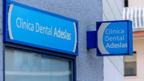 Exterior de una clínica dental de Adeslas, a 27 de enero de 2025.