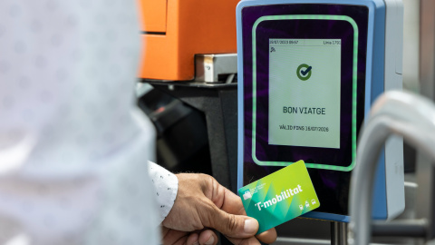 Un usuari fa servir la T-mobilitat Un usuari fa servir la T-mobilitat