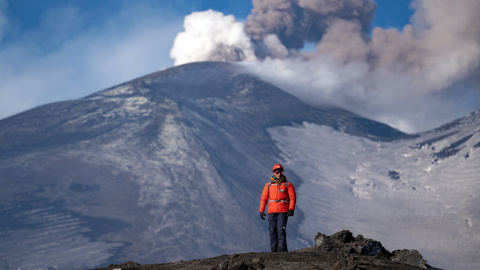Foto de archivo de una persona frente al volcán Etna, en Sicilia (Italia) Foto de archivo de una persona frente al volcán Etna, en Sicilia (Italia)