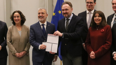 Collboni (1) L'alcalde de Barcelona, Jaume Collhoni, amb el comissari d'Energia i Habitatge, Dan Jorgensen, a qui entrega el manifest de 12 ciutats europees per fer front a la crisi de l'habitatge.