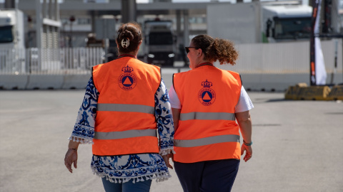 Dos agentes de Protección Civil en el puerto de Algeciras, a 13 de junio de 2024, en Algeciras, Cádiz.