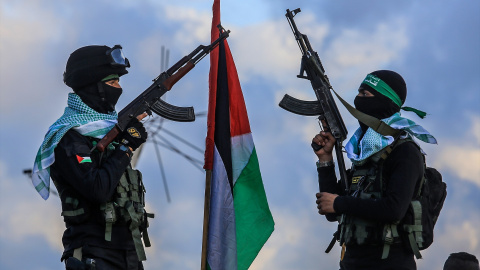 Soldados palestinos hacen guardia en el intercambio de prisioneros de este jueves en Gaza, a 20 de febrero de 2025.