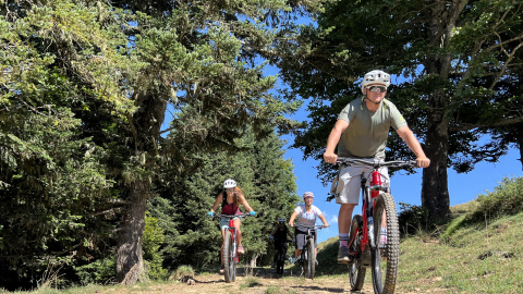 Usuaris de bicicleta elèctrica a les pistes de Camurac, a l'Aude, als Pirineus francesos Usuaris de bicicleta elèctrica a les pistes de Camurac, a l'Aude, als Pirineus francesos