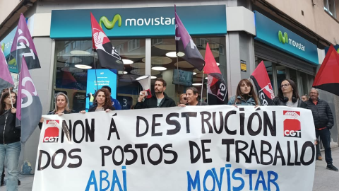 Concentración de trabajadores de Abai frente a una tienda de Movistar en A Coruña, en una imagend e archivo