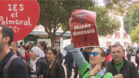 orihuela Manifestantes de la Plataforma x piden la dimisión de Mazón en Orihuela, donde el president de la Generalitat acude a un acto del PP-