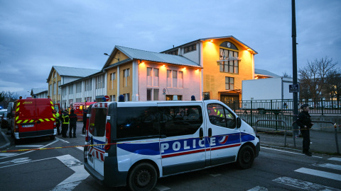 AFP__20250222__36YC8R7__v1__HighRes__FranceAttackPoliceInvestigation (1) Escena del crimen donde un hombre armado con un cuchillo atacó a varios agentes en Melhouse, Francia.