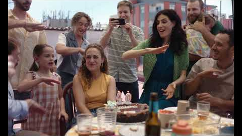 SINOPSIS: 
Ángela, una mujer sorda, va a tener un bebé con Héctor, su pareja oyente. La llegada de la niña altera la relación de pareja, y lleva a Ángela a afrontar la crianza de su hija en un mundo que no está hecho para ella.

